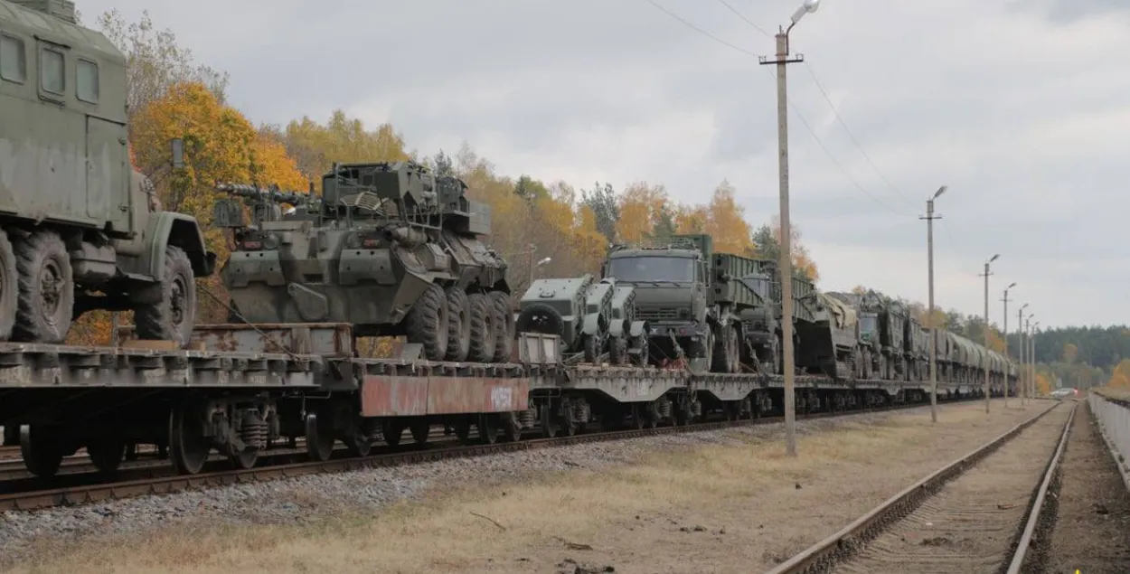 Одновременно военная техника и военные продолжают прибывать из России / Ваяр
