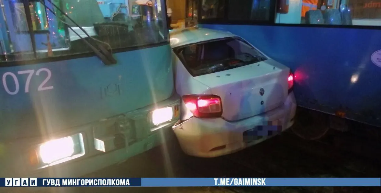 У Мінску легкавік заціснула паміж трамваямі