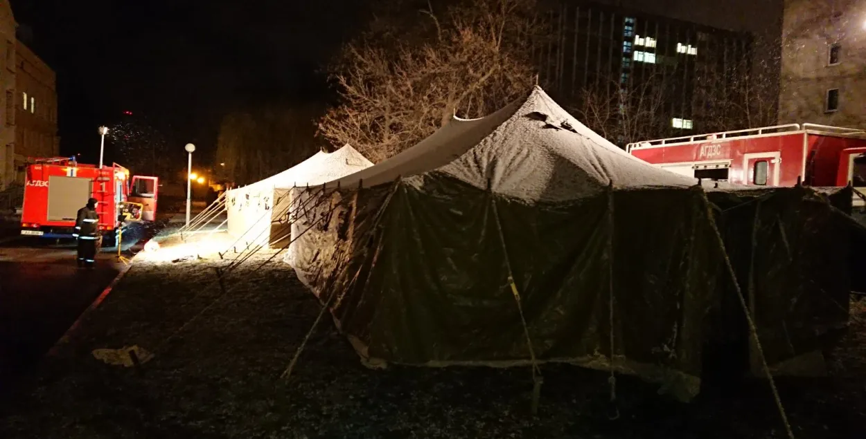 “На магчымую перспектыву”: у двары Мінскай інфекцыйнай лякарні з’явіліся намёты