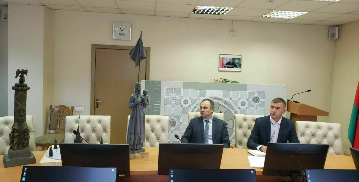 Дырэктар Інстытута гісторыі НАН Вадзім Лакіза з сумам глядзіць на эскізны праект, восень 2022-га / t.me/minkultrb

