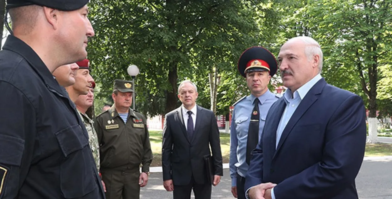 Дмитрий Балаба (слева) и Александр Лукашенко летом 2020-го / president.gov.by​