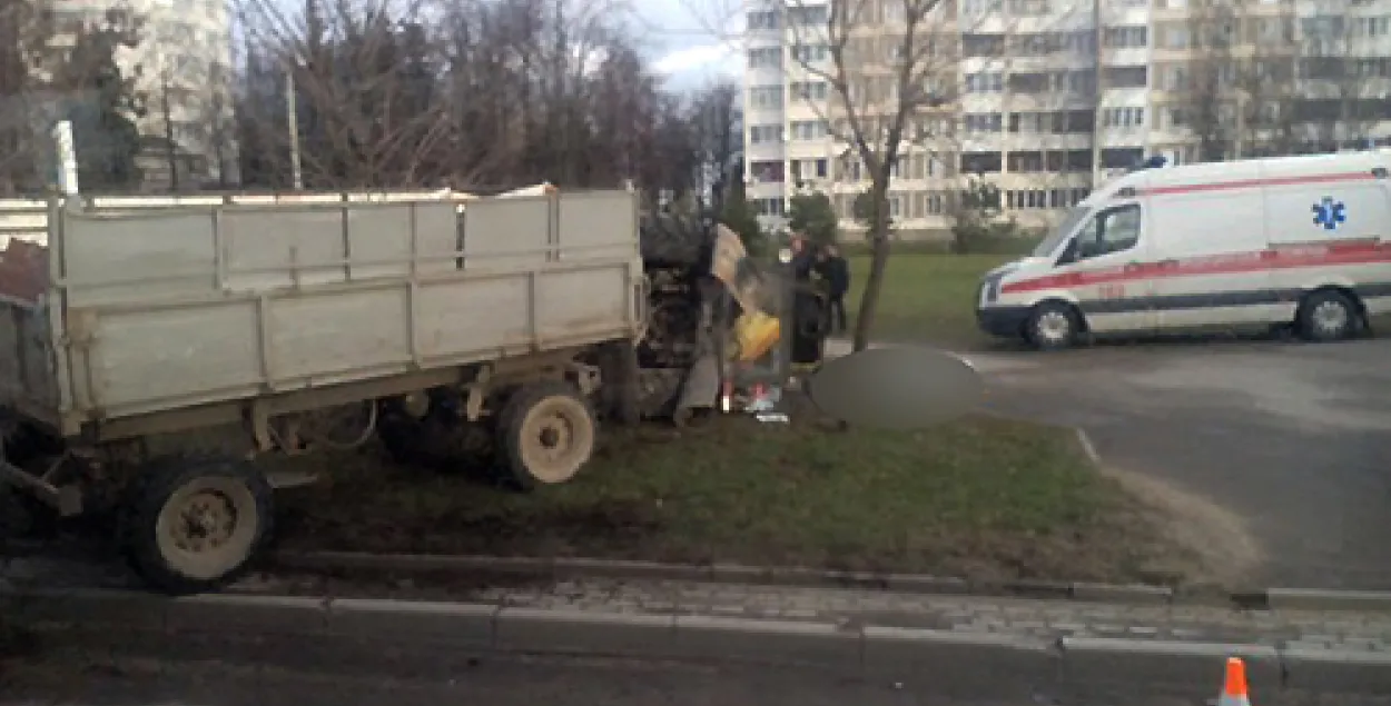 У Мінску падчас аўтааварыі перакуліўся трактар, трактарыст загінуў