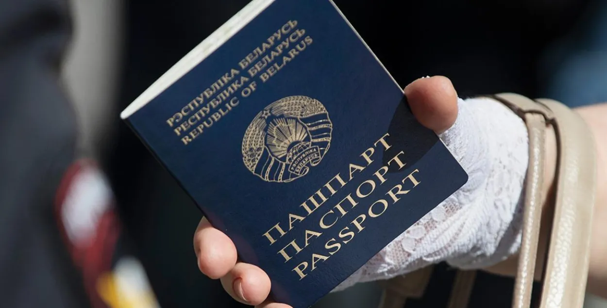 Па абноўленым законе пра грамадзянства паведамляць пра свой замежны ВНЖ трэба з 11 ліпеня / odessa-journal
