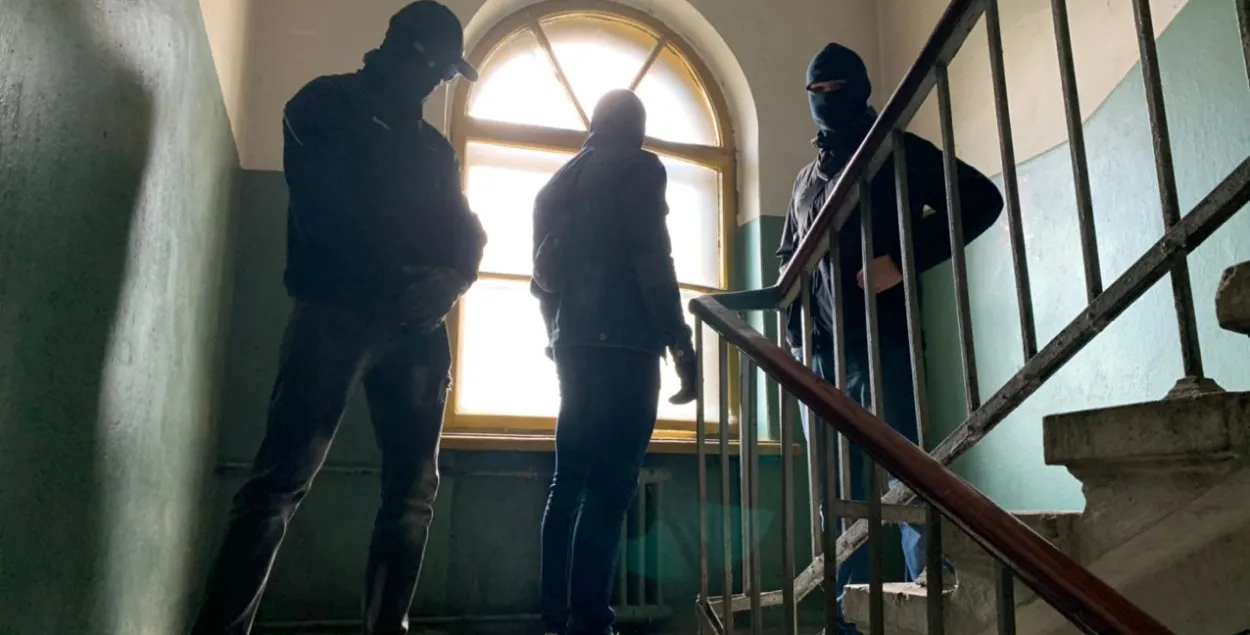 Силовики в балаклавах в подъезде / Еврорадио​