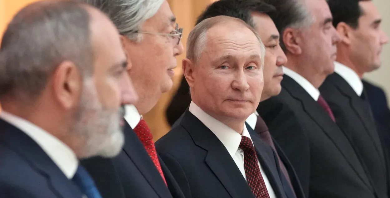 Уладзімір Пуцін хітра усміханцца на саміце лідараў СНД / Kremlin.ru
