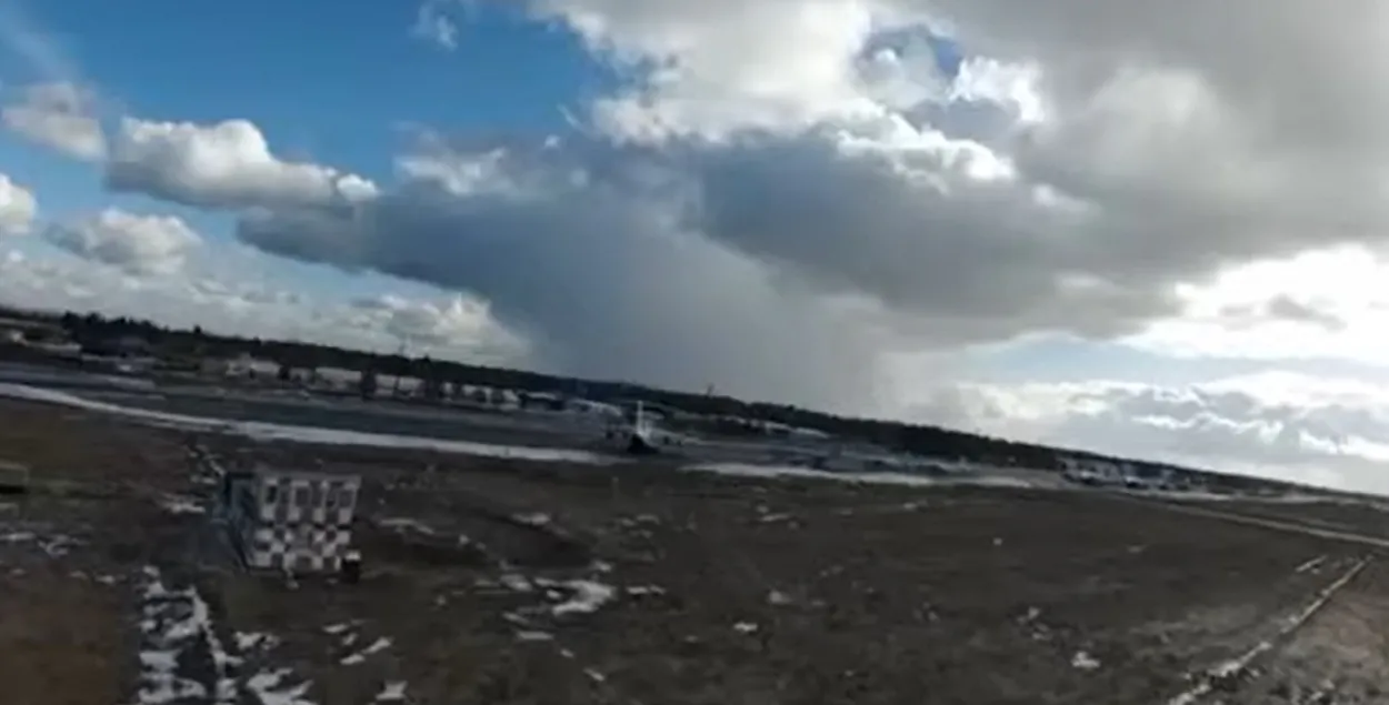 На подлёте к самолёту / скриншот из видео
