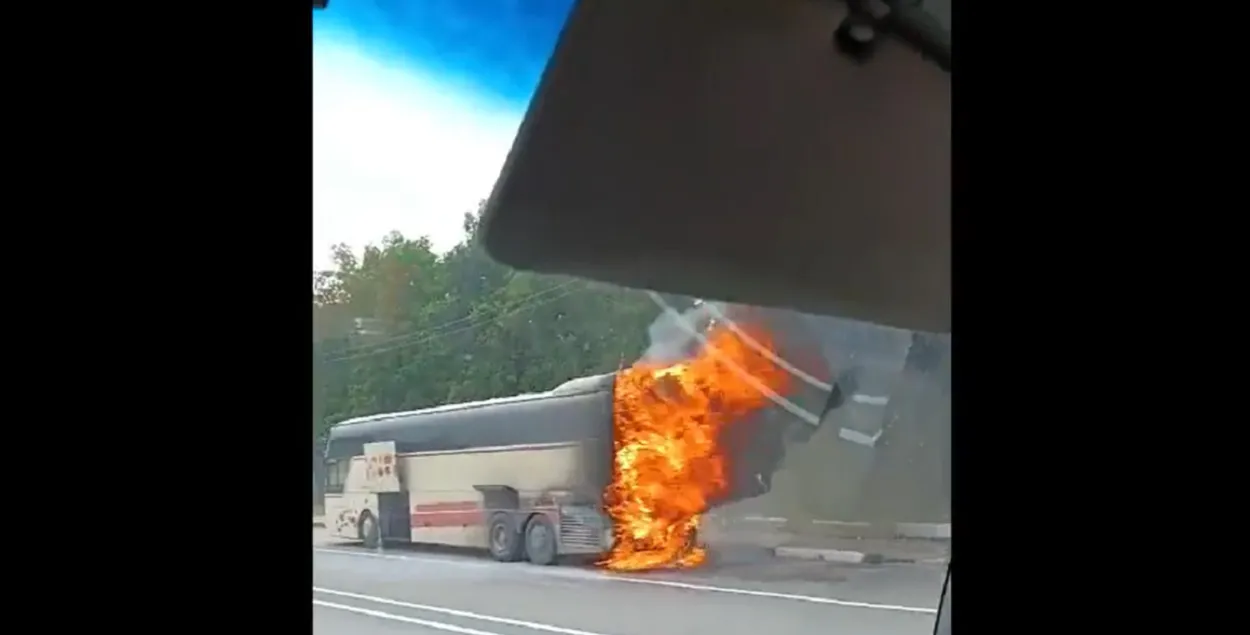 Падчас узгарання аўтобуса на трасе / Скрыншот з відэа vestivrn.ru
