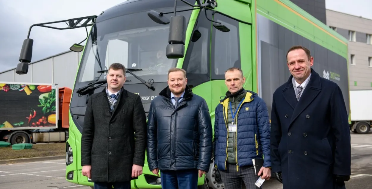 Упраўленцы на фоне электрагрузавіка "Вітаўт" / "БКМ Холдынг"
