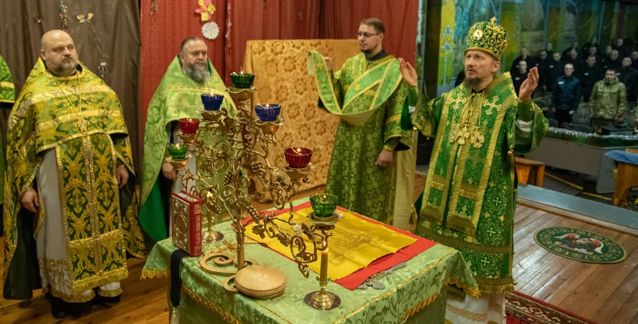 Митрополит Вениамин (справа) в колонии / church.by
