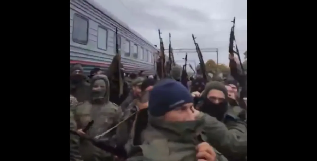 Сотням мабілізаваных раздалі спісаныя аўтаматы і баявыя патроны / Скрыншот з відэа
