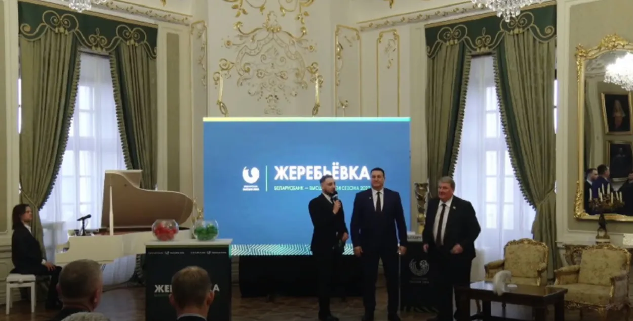 Уладзімір Базанаў (другі справа) у Мірскім замку / pressball.by
