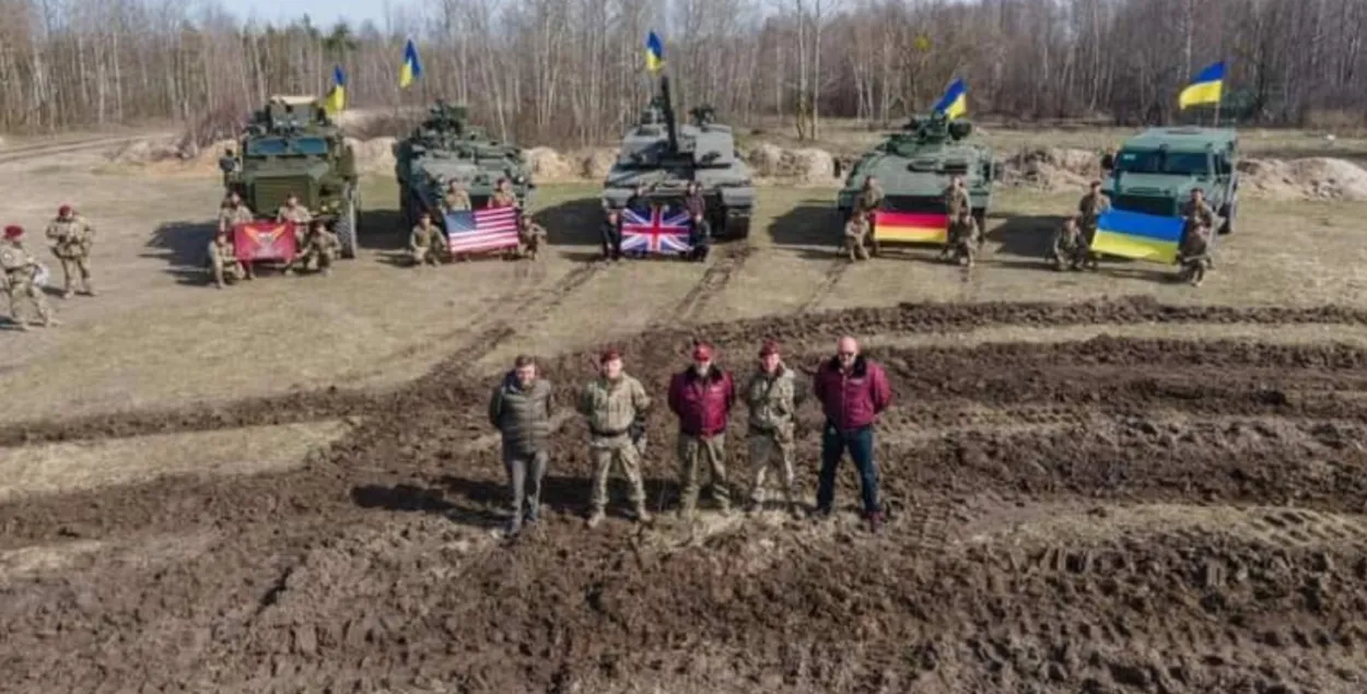 Challenger 2 и другая западная бронетехника под украинскими флагами https://www.facebook.com/MinistryofDefence.UA
