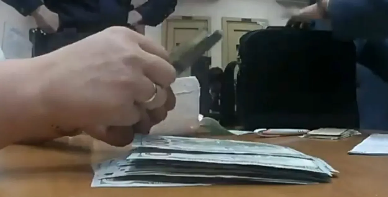Падлік знойдзеных грошай ­­/ t.me/police_minsk
