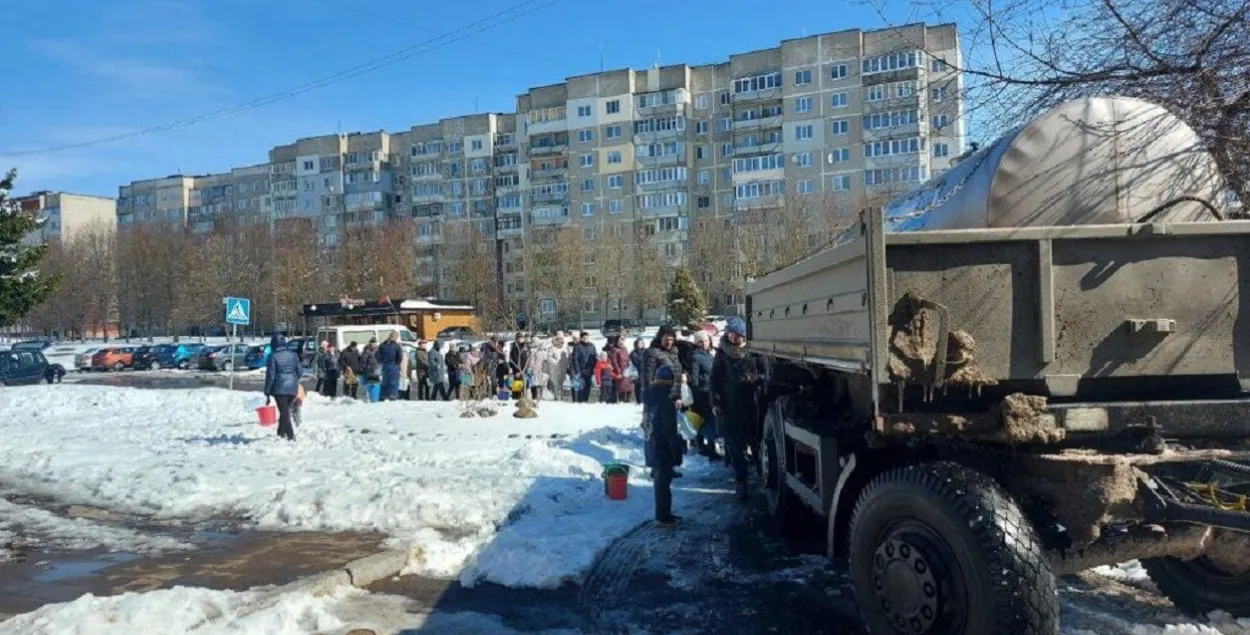 Очередь к цистерне с водой. Борисов, 30 марта / vk.com/borisov_city_news
