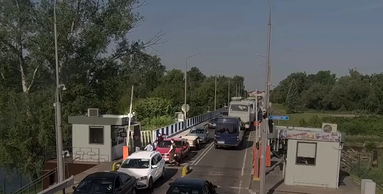 Жанчына з дзецьмі перабягае польска-беларускую мяжу / vk.com/gpkgovby
