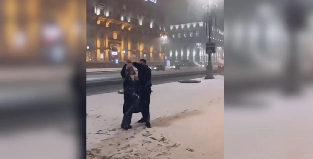 Танцы на снезе / Скрыншот з відэа
