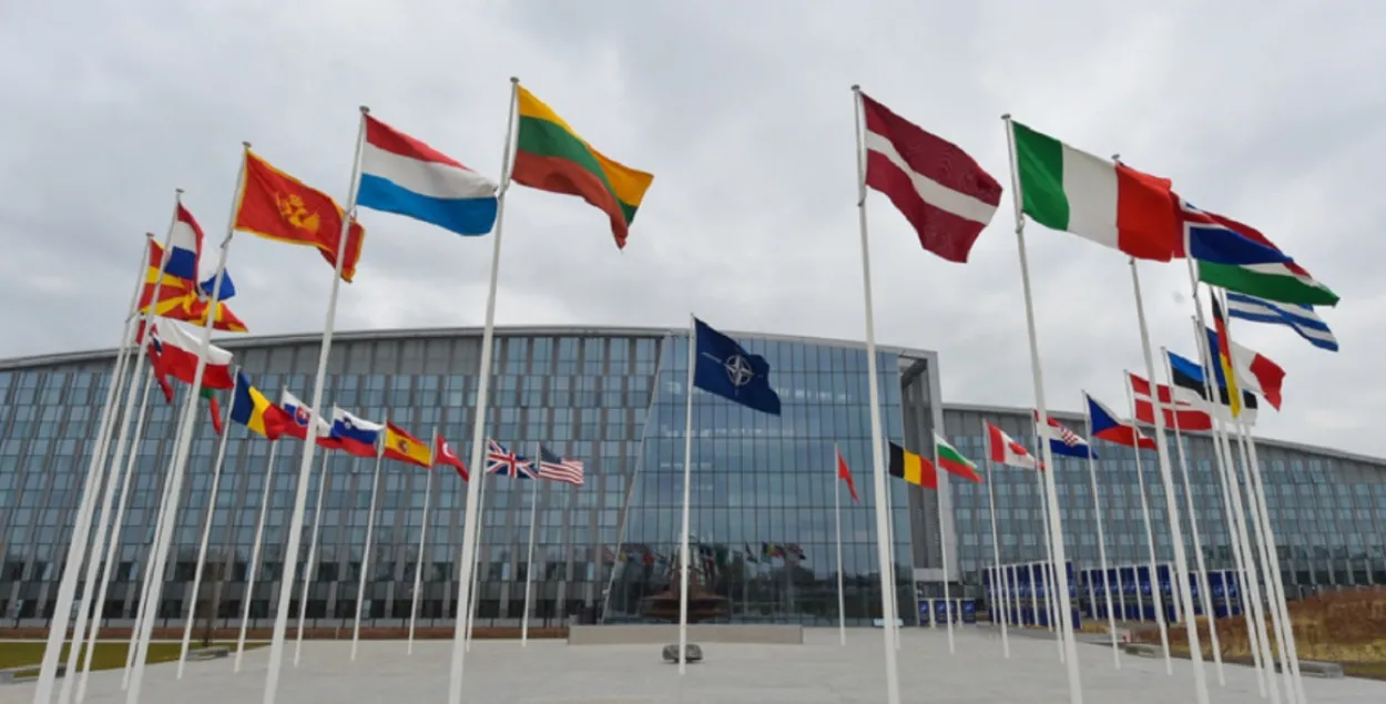 Запад призывает официальный Минск не поддерживать Путина / nato.int
