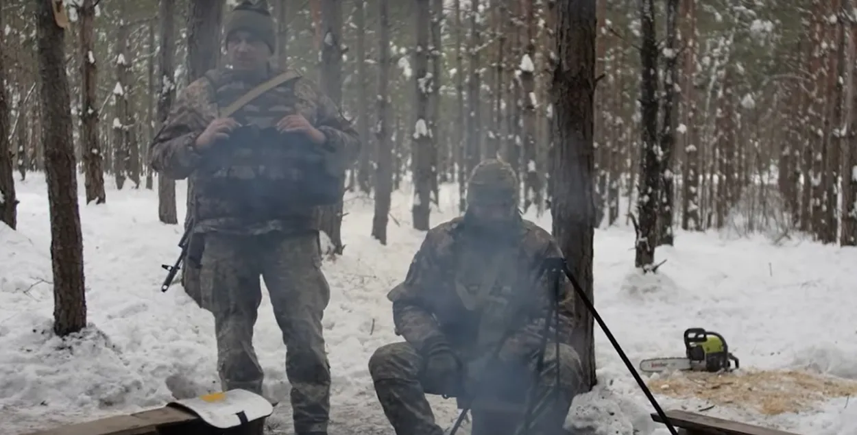 Украінскія "партызаны" ў лесе каля беларускай мяжы / Скрыншот з відэа
