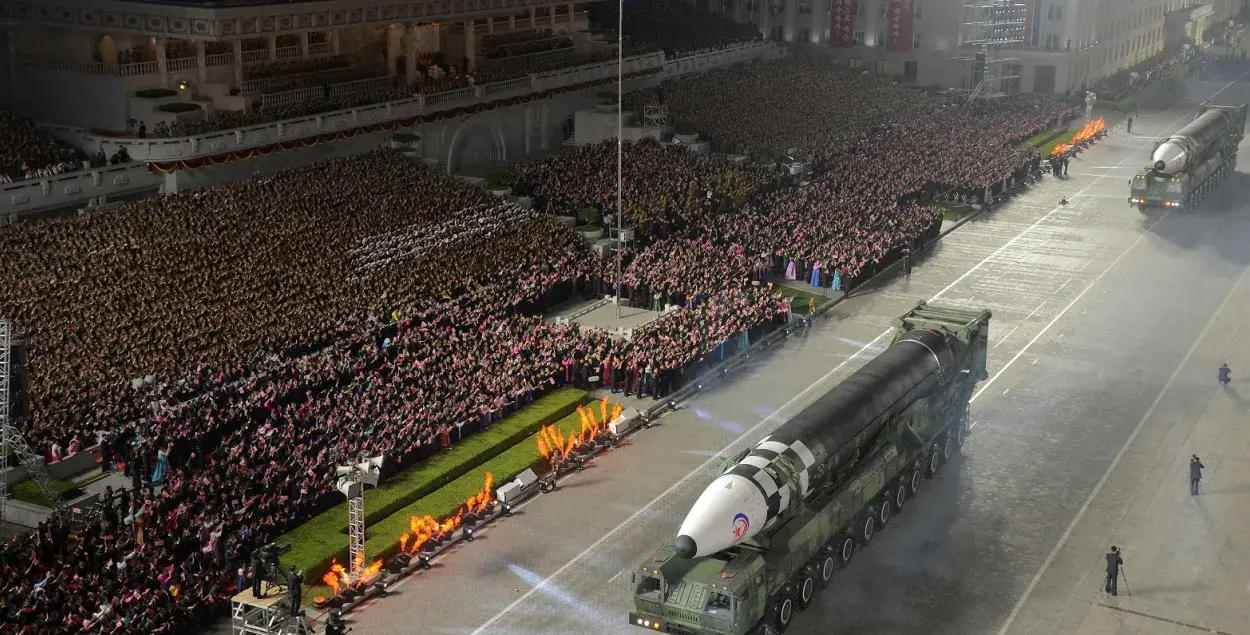 У КНДР есть оружие, но она не может обеспечить себя продовольствием / KCNA via REUTERS&nbsp; 
