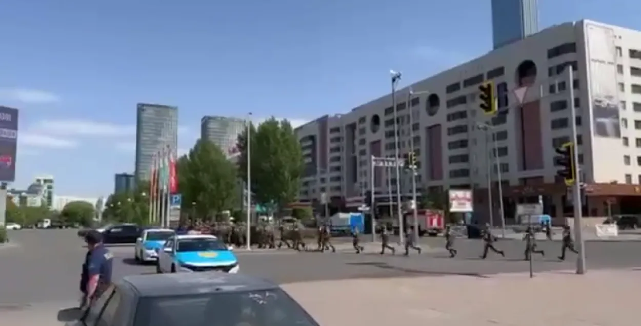 Спецназ блакуе захопленае аддзяленне банка / Скрыншот
