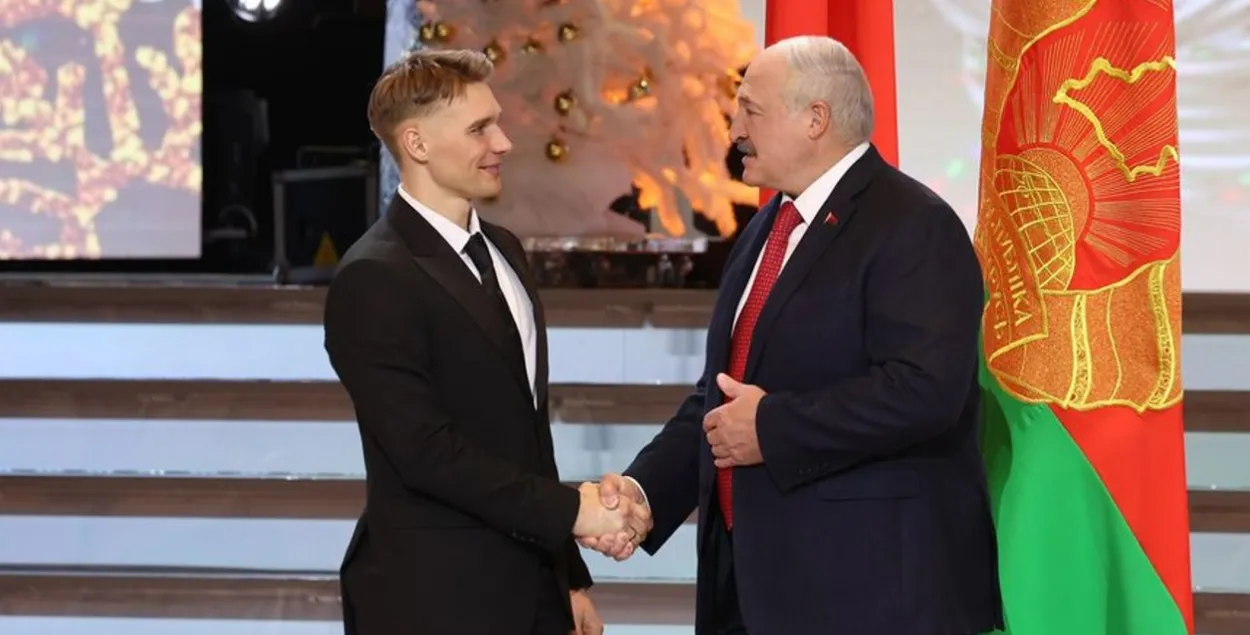 Антон Смольскі атрымлівае спецпрэмію / БЕЛТА
