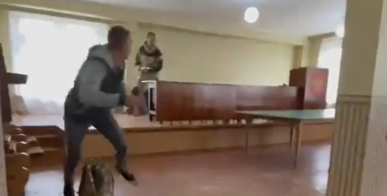 Парень попал в военкома, он в реанимации / скриншот видео,@Taygainfo
