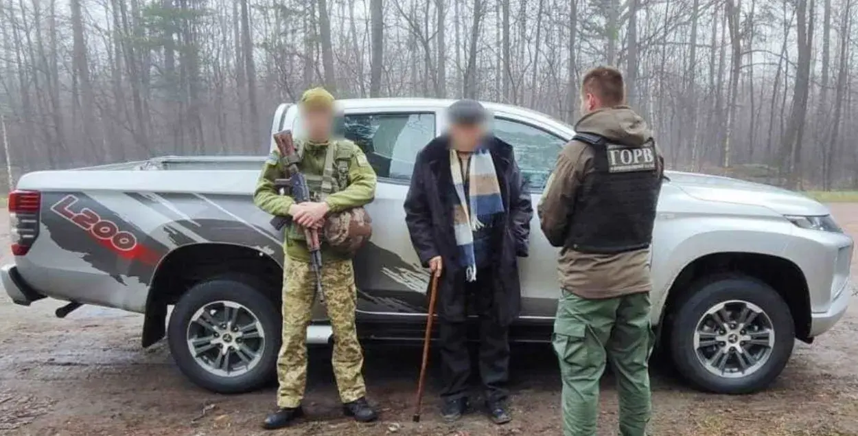 Украинские пограничники и задержанный / dpsu.gov.ua
