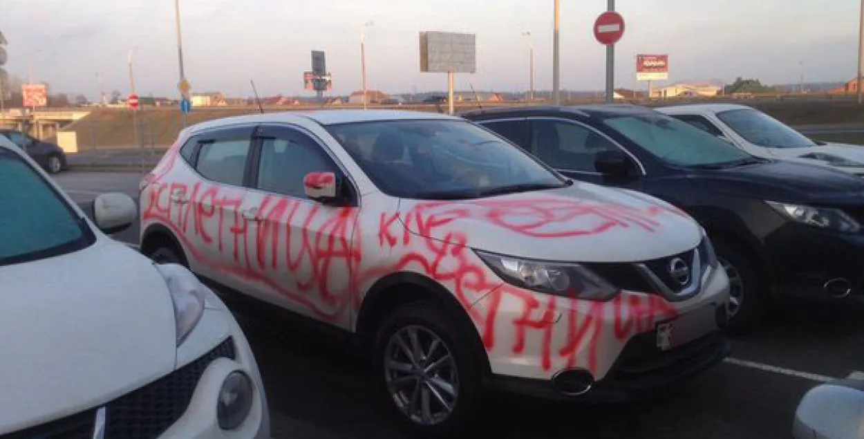 Фотафакт: у Мінску дзяўчыне распісалі абразамі новы Nissan