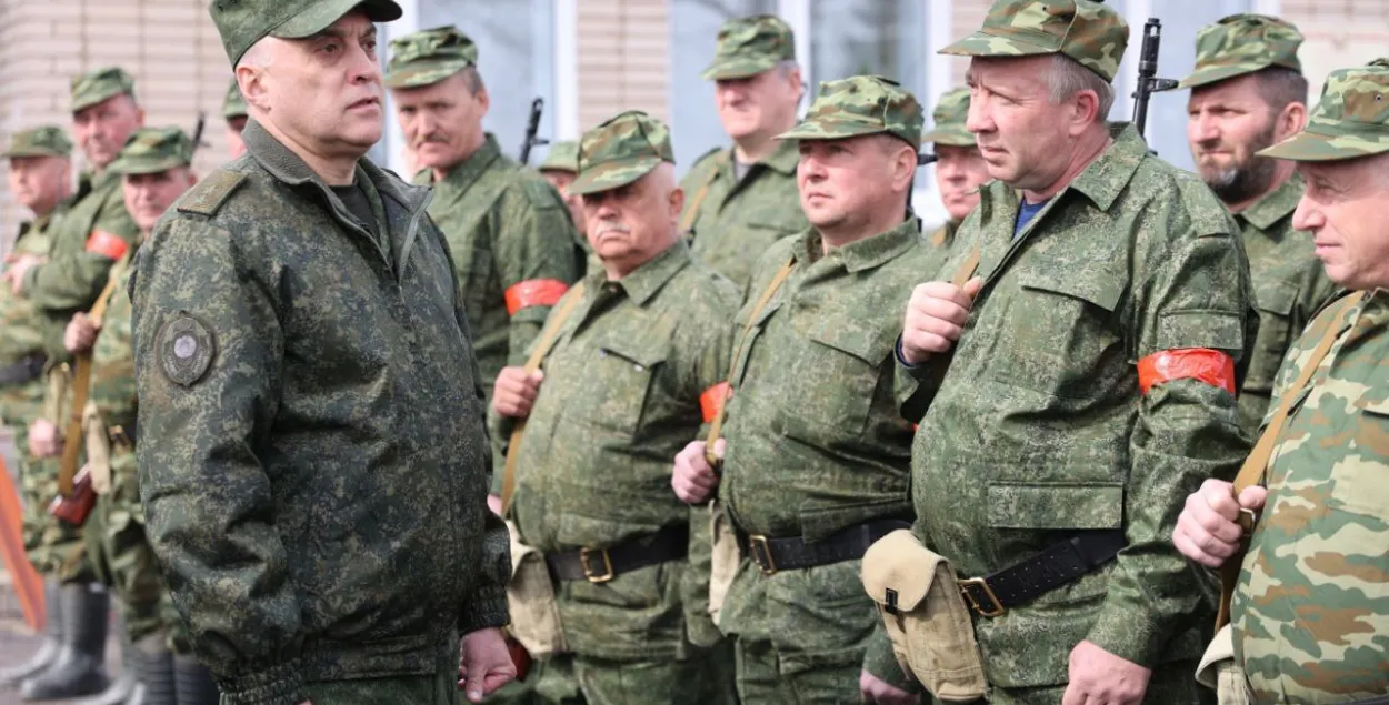 Александр Вольфович и бойцы народного ополчения / пресс-служба Минобороны
