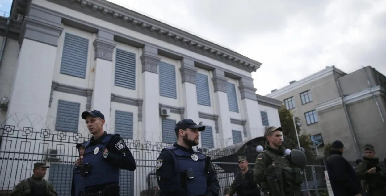 The New York Times: з Украіны пачалася эвакуацыя сем'яў расійскіх дыпламатаў