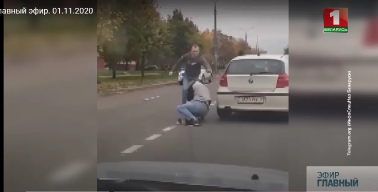 Водитель BMW избивает парня с флагом / кадр из сюжета "Беларусь 1"​