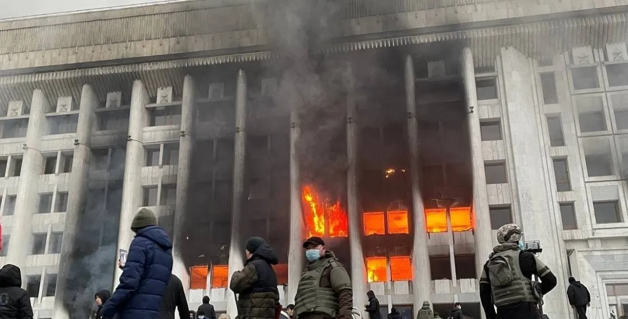 У Алматы працягваецца пажар у акімаце (фота)