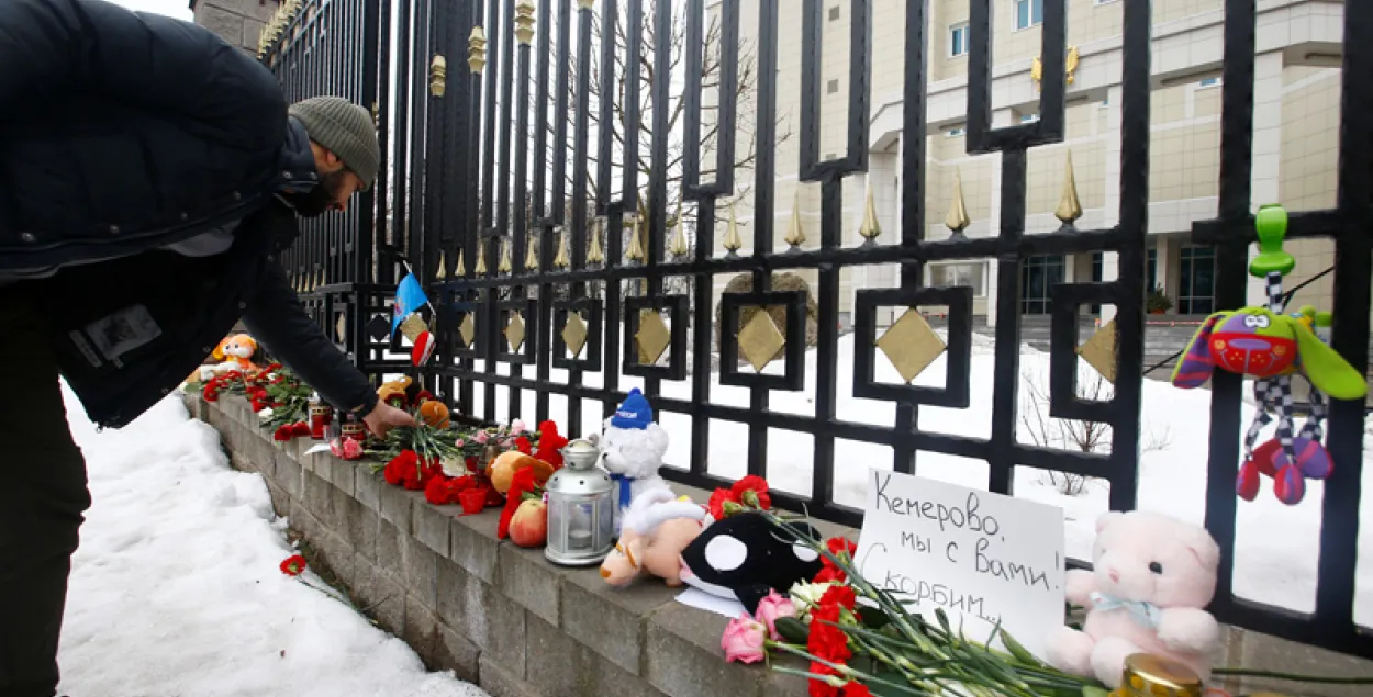 Беларусы нясуць кветкі, свечкі і цацкі да расійскай амбасады ў Мінску