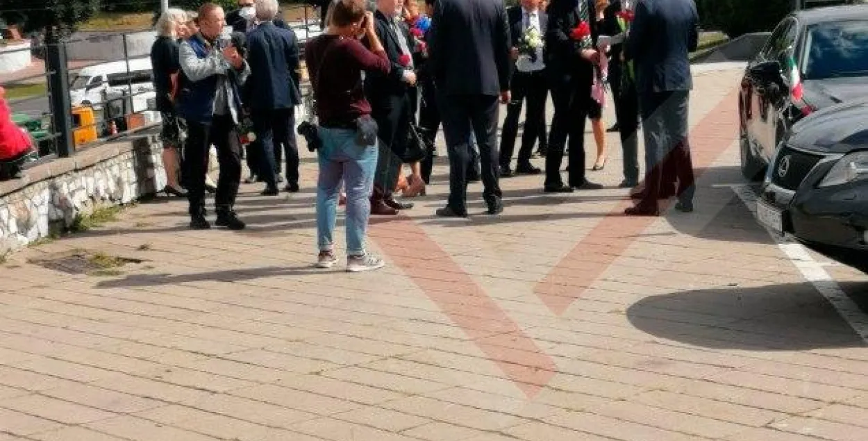 Дипломаты почтили память погибшего демонстранта в Минске / @belamova​