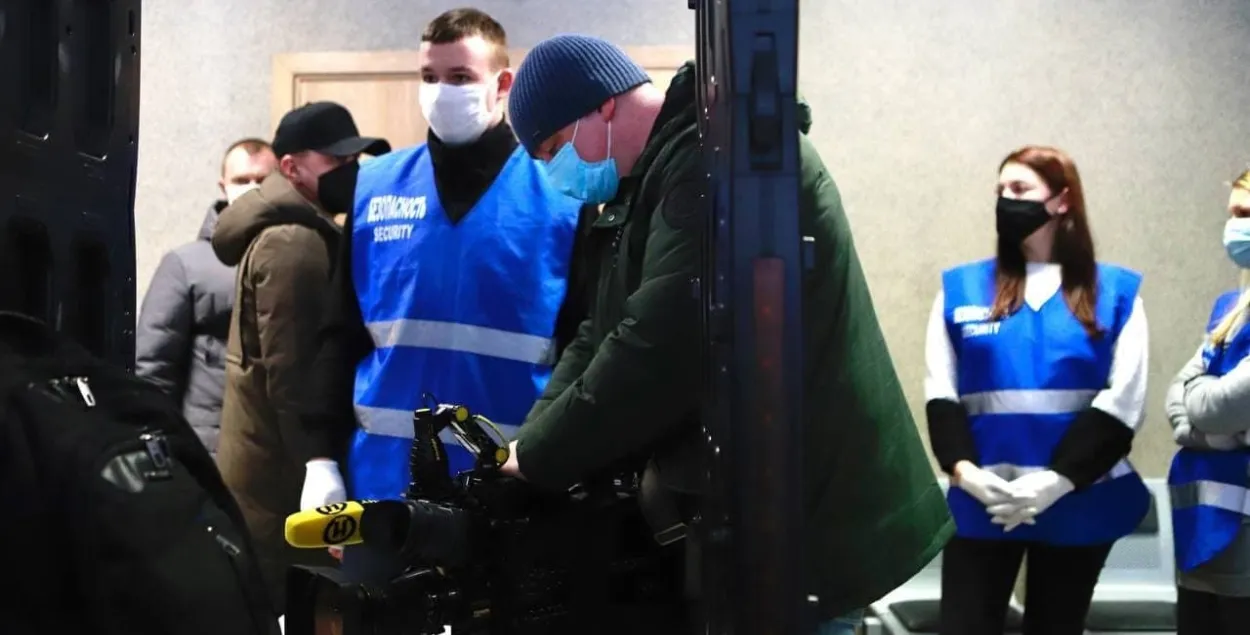На суд над журналистками "Белсата" пустили только государственных телевизионщиков / "Наша Нива"​