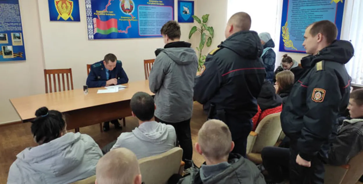 Сотрудник прокуратуры санкционирует взятие под стражу подростка в Жлобине /&nbsp;ndsmi.by
