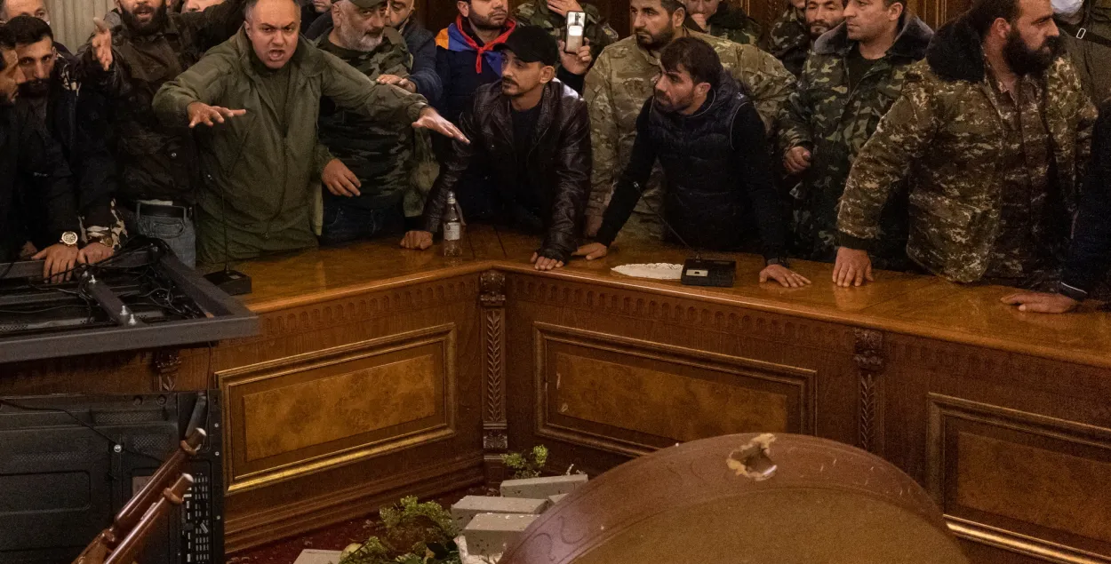 Незадаволеныя пагадненнем жыхары Ерэвана ўварваліся ў будынак парламента​ / Reuters