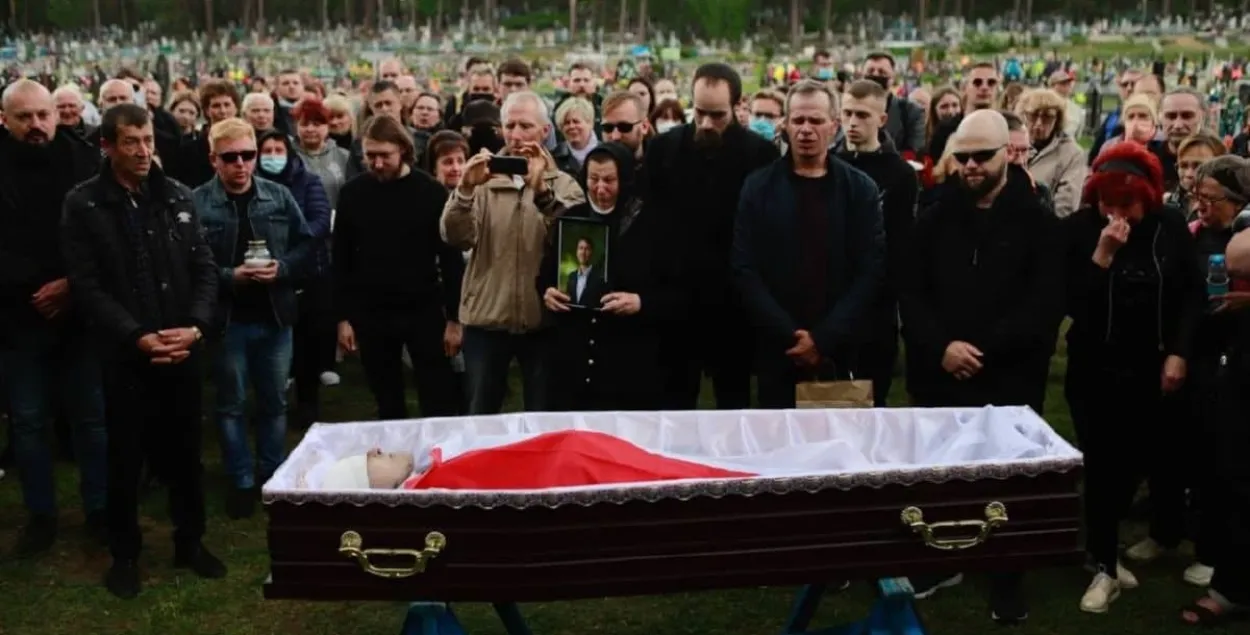 Витольда Ашурка похоронили под бело-красно-белым флагом / "Наша Нива"