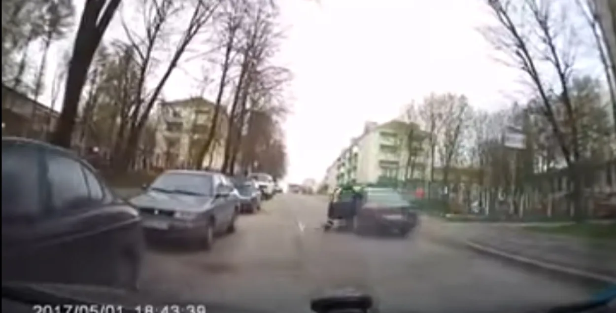 У Мінску п'яны кіроўца вёз на дзвярах аўто інспектара ДАІ
