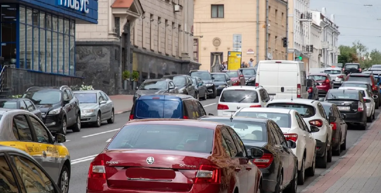 Аўтамабілі ў цэнтры Мінска / З архіву Еўрарадыё
