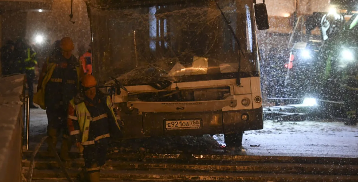 З'явілася відэа, як аўтобус у Маскве заехаў у падземны пераход