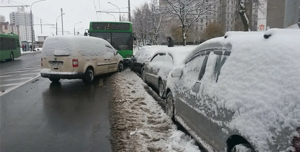З'явілася відэа таго, як у Мінску аўтобус пашкодзіў сем аўтамабіляў