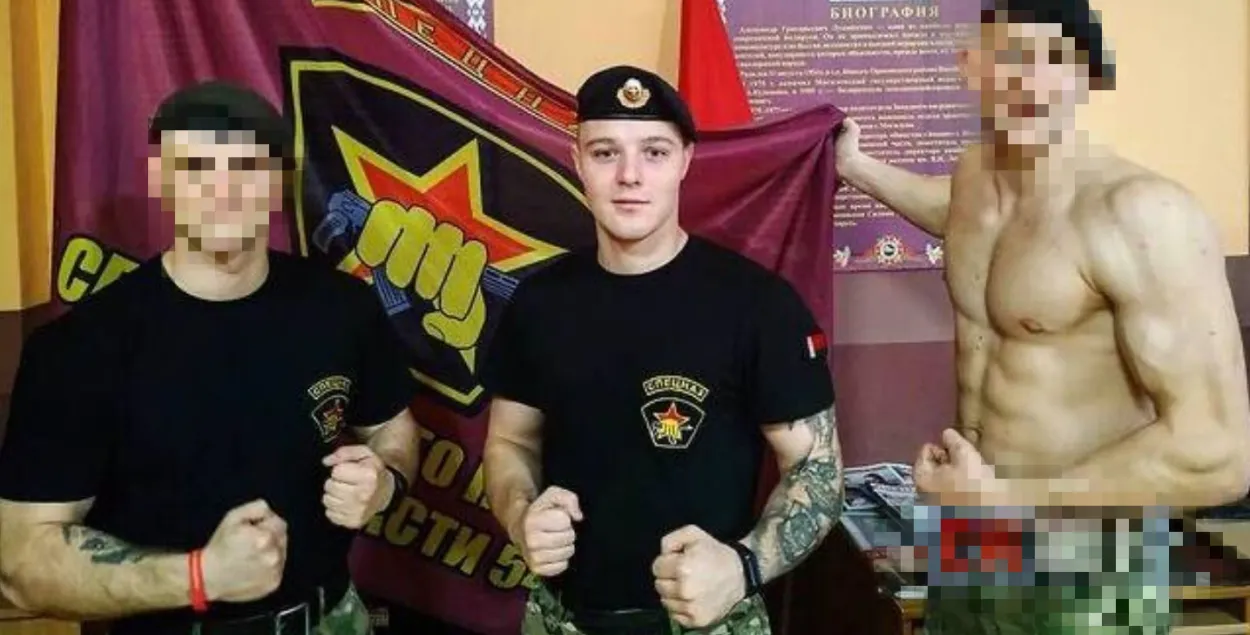 Марцін Мысліцкі (пасярэдзіне) нібыта збіваў пратэстоўцаў у 2020 годзе ў часе тэрміновай службы / тэлеграм