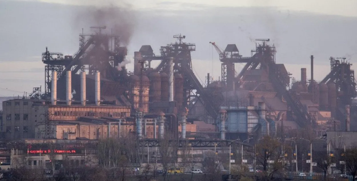 Расіяне скідаюць бомбы на марыупальскую "Азоўсталь"
