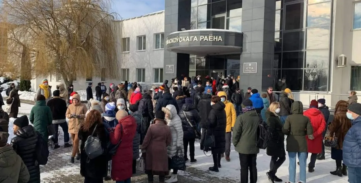 Люди, пришедшие к суду поддержать Виктора Бабарико / Еврорадио​