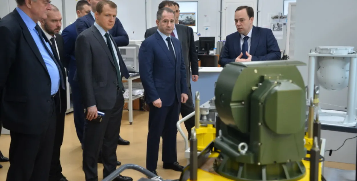 Russia's Ambassador Mikhail Babich is observing some Belarus-made military equipment&nbsp;/ belarus.mid.ru​
