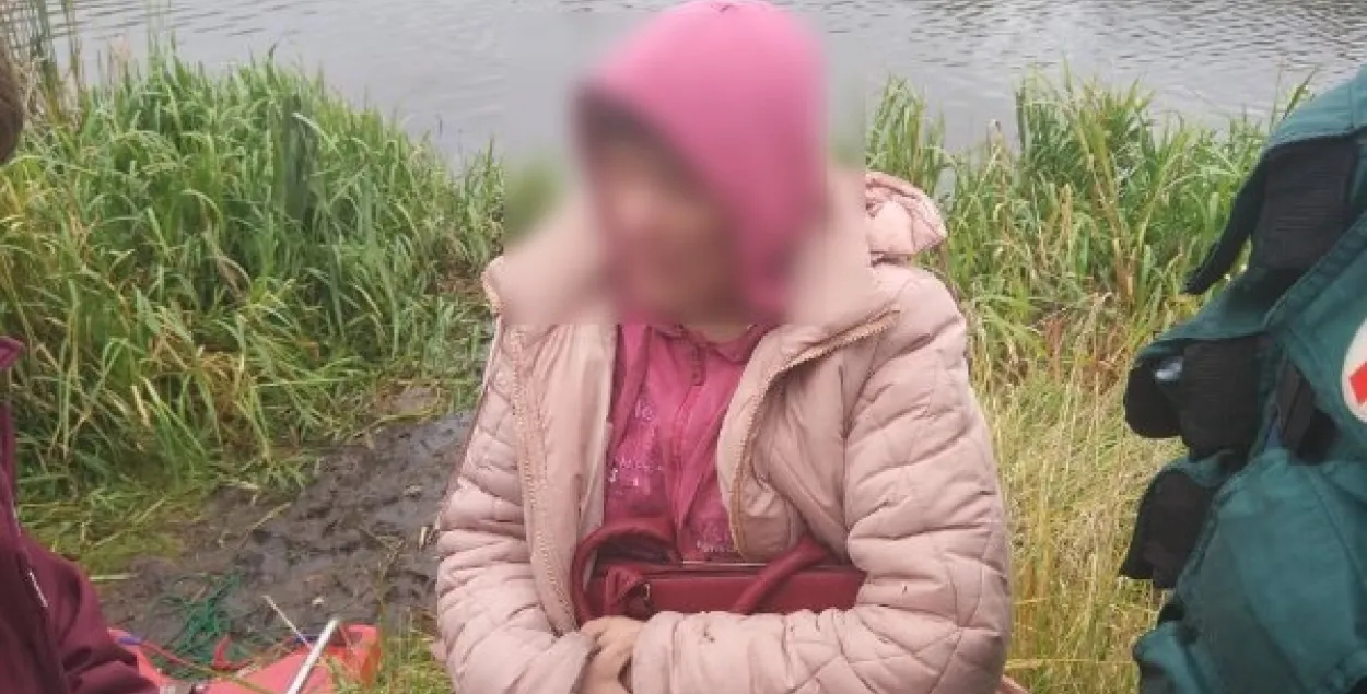 Мінчанка загразла ў балоце, яе пабачыў у бінокль мужчына
