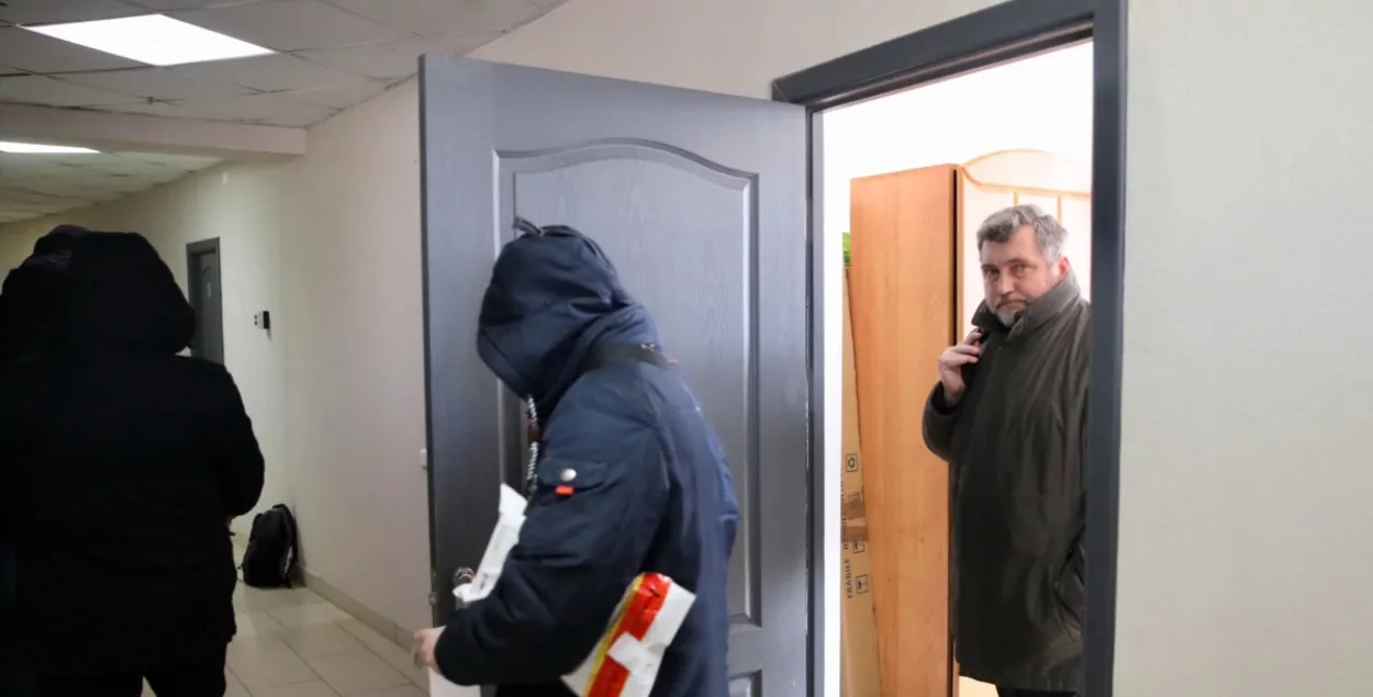 Сілавікі і старшыня БАЖ Андрэй Бастунец пакідаюць офіс арганізацыі пасля ператрусу / svaboda.org
