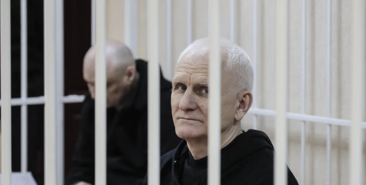 Алесь Беляцкий и Валентин Стефанович (на заднем плане) на суде / sb.by
