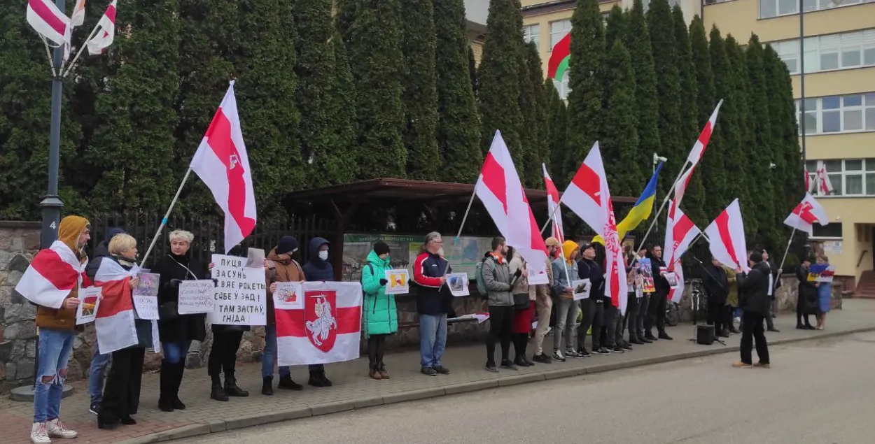 Акция протеста возле Белорусского консульства в Белостоке / t.me/belarusy_zarubezhja
